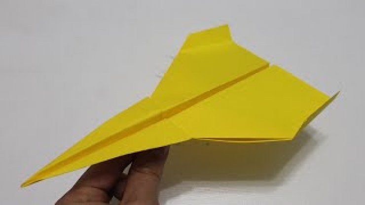 Réalise un avion en papier